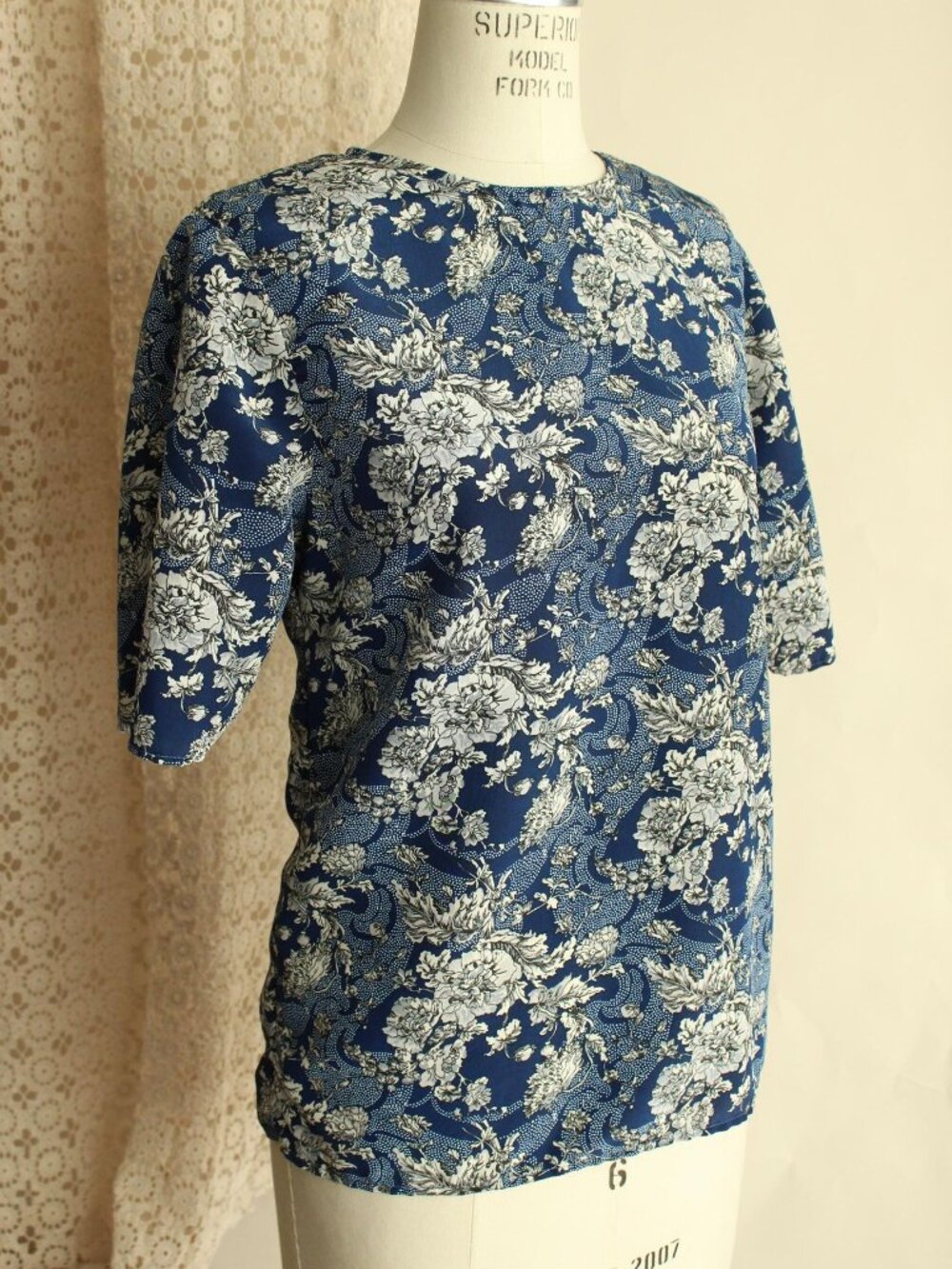 Vintage 1990s Blouse, Norton McNaughton Blue And White Floral Print Top, Keyhole - Picture 5 of 11